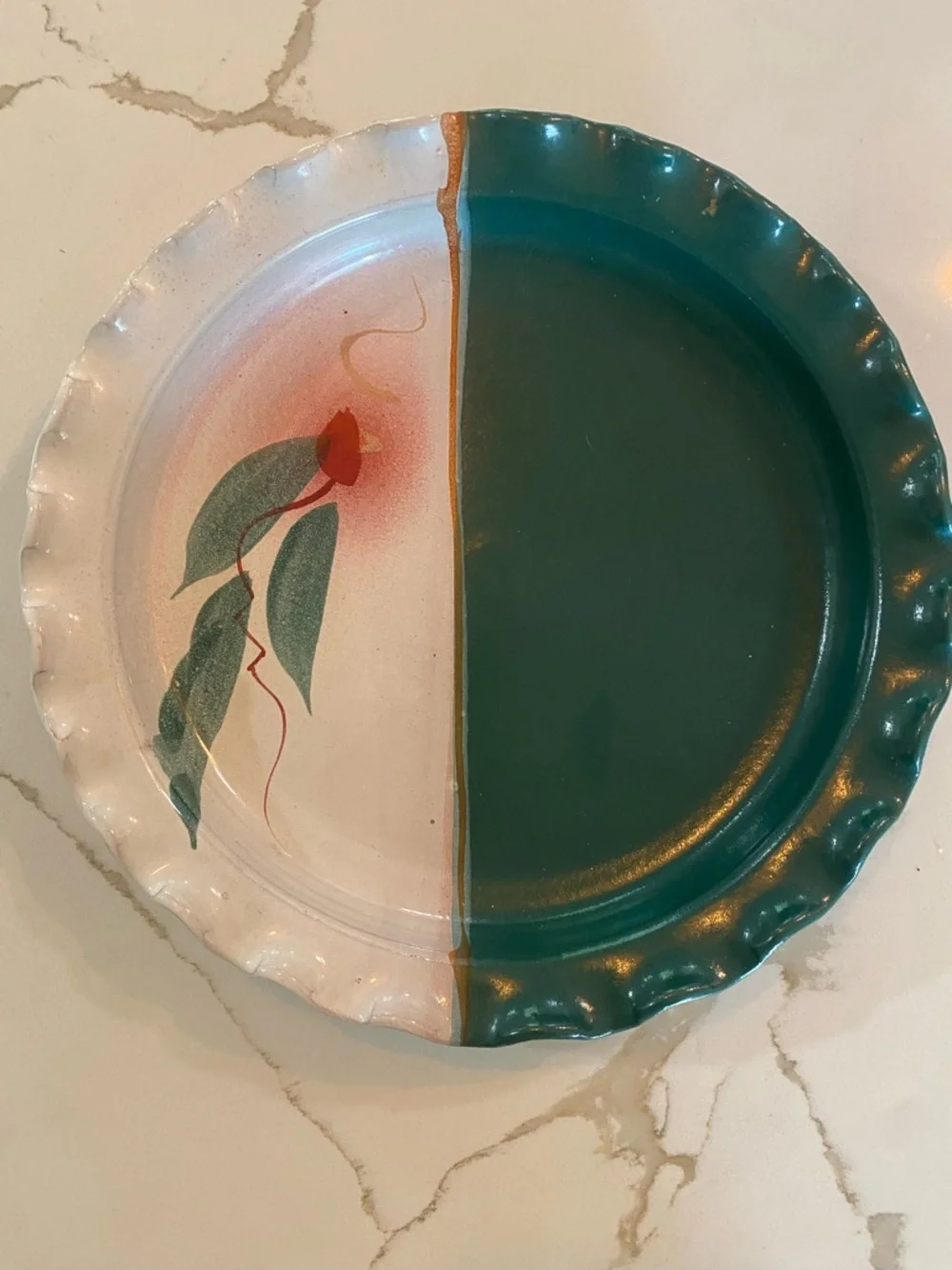 Ozark Pottery Hand-Painted Decorative Split-Color Pie Dish green, white, red